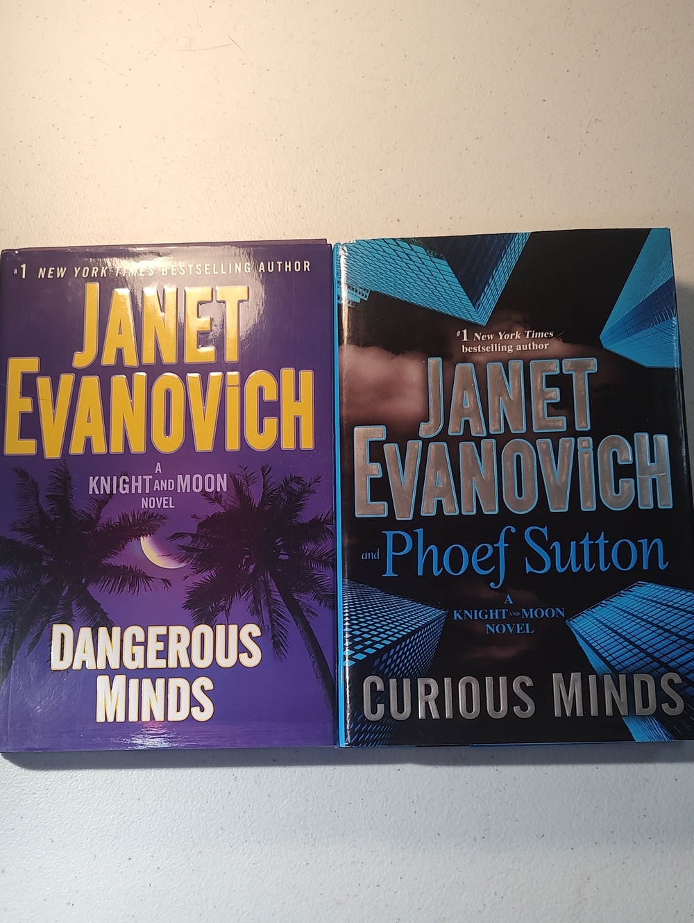 Janet Evanovich Curious Minds, Dangerous Minds  Knight & Moon Novels   Hard Back